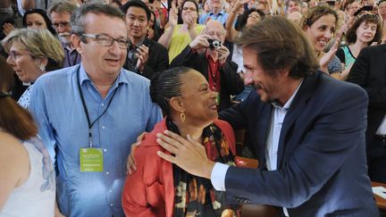 La ministre de la Justice, Christiane Taubira, avec le d&eacute;put&eacute; frondeur Christian Paul (&agrave; gauche) et le conseiller g&eacute;n&eacute;ral de l'Essonne, J&eacute;r&ocirc;me Guedj (&agrave; droite), le 30 ao&ucirc;t 2014 &agrave; La Rochelle (Charente-Maritime). (XAVIER LEOTY / AFP)