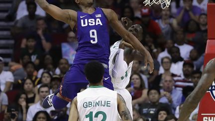 Le Raptor DeMar DeRozan dans les airs. 
 (RONALD MARTINEZ / GETTY IMAGES NORTH AMERICA)