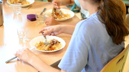 Des enfants déjeunent à la cantine d'une école élémentaire de Saint-Rémy-de-Provence, dans le sud de la France, le 23 juin 2022.&nbsp; (NICOLAS TUCAT / AFP)