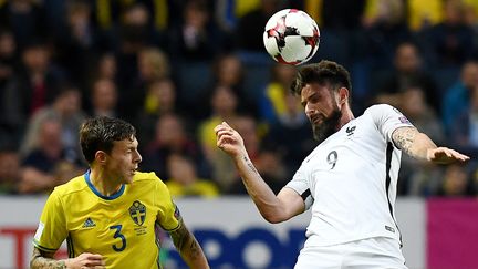 Victor Lindelof face à Olivier Giroud  (FRANCK FIFE / AFP)