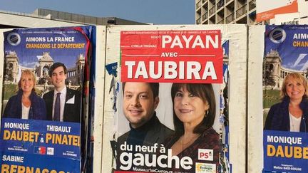 Un bandeau "Avec Taubira" a &eacute;t&eacute; coll&eacute; sur une affiche de Beno&icirc;t Payan et Mich&egrave;le Rubirola, candidats PS-EELV aux &eacute;lections d&eacute;partementales &agrave; Marseille (Bouches-du-Rh&ocirc;ne). (BENOIT PAYAN)