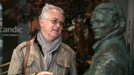 Gunnar Staalesen à côté de la statue de son détective Varg Veum à Bergen (J. Guillaud /France Télévisions)