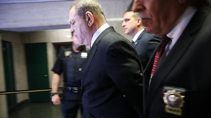 Harvey Weinstein&nbsp;est escorté par les policiers, le 9 juillet 2018 à New York. (SPENCER PLATT / GETTY IMAGES NORTH AMERICA)