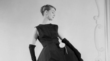 Une mannequin défile avec un robe Balenciaga à Paris le 29 mars 1956. (STRINGER / INTERCONTINENTALE)