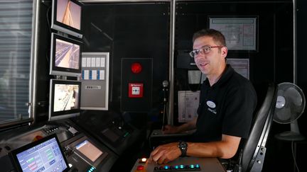 Marc Vollmer dans la cabine de pilotage du Silver Star. Les sensations sont bien réelles avec une chute libre à 78 degrés et des pointes à 130 km/h!&nbsp; (EMMANUEL LANGLOIS)