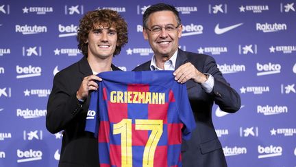 Le président du FC Barcelone de l'époque,&nbsp;Josep Maria Bartomeu, tout sourire au moment de présenter Antoine Griezmann à la presse, le 14 juillet 2019. (ADRIA PUIG / ANADOLU AGENCY / AFP)