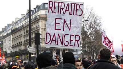 Une pancarte "Retraites en danger" lors de la manifestation contre la réforme des retraites à Paris le 5 décembre 2019. (MAXPPP)