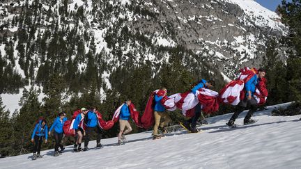 Des militants de Génération Identitaire (GI), le 21 avril 2018 au col de l'Echelle. (ROMAIN LAFABREGUE / AFP)