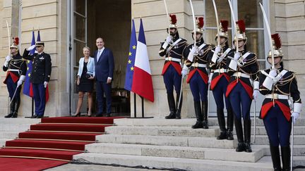 Elisabeth Borne et Jean Castex à Matignon, le 16 mai 2022, avant la passation de pouvoirs entre eux. (LUDOVIC MARIN / POOL / AFP)