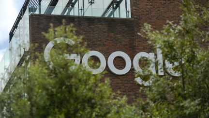 Une vue de l'immeuble de Google à Dublin, le 10 juin 2021. (ARTUR WIDAK / NURPHOTO / AFP)