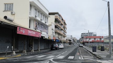 Une rue désertée à Nouméa au premier jour du reconfinement de la Nouvelle-Calédonie pour lutter contre l'épidémie de Covid-19, le 7 septembre 2021. (THEO ROUBY / AFP)