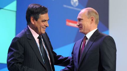 L'ancien Premier ministre fran&ccedil;ais, Fran&ccedil;ois Fillon (&agrave; g.), et le pr&eacute;sident russe, Vladimir Poutine, le 19 septembre 2013. (MICHAEL KLIMENTYEV / RIA NOVOSTI / AFP)