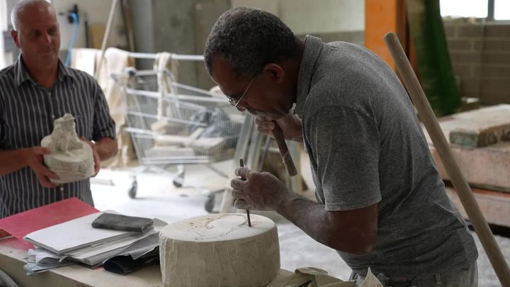 Le sculpteur Hervé Beuze trace une carte de la Martinique dans la pierre de Savonnières. (France 3 Nancy)