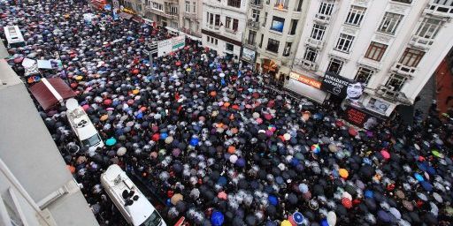 Des milliers de personnes rassemblées, le 19 Janvier 2013, devant les bureaux du journal arménien «Agos» lors d'une cérémonie de commémoration à la mémoire du journaliste Hrant Dink assassiné par un tireur ​à Istanbul en 2007. (AFP PHOTO / MIRA)