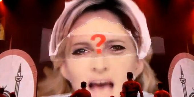 Sur cette vidéo de fan tournée à Nice, un point d&#039;interrogation remplace la croix gammée sur le front de Marine Le Pen
 (Madomanx/Youtube)