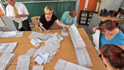 Un d&eacute;pouillement dans un bureau de vote de Dresde, en Allemagne, dimanche 25 mai 2014, &agrave; l'occasion des europ&eacute;ennes.&nbsp; (MATTHIAS HIEKEL / DPA)