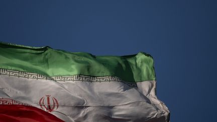 Un drapeau iranien flotte à Téhéran, en Iran, le 29 décembre 2024. (MORTEZA NIKOUBAZL / NURPHOTO / AFP)