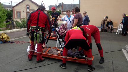 Des secouristes installent&nbsp;une résidente de la maison de retraite de Montargis (Loiret) sur une nacelle. (ELISE LAMBERT / FRANCETV INFO)