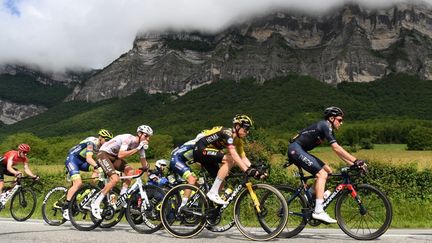 Les coureurs sur les routes du Critérium du Dauphiné, samedi 5 juin 2021. (ALAIN JOCARD / AFP)