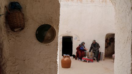 Hedi Ali Kayel, 65 ans, tient une petite boutique dans le village de Haddej. Il est l'une des dernières personnes de la région à savoir encore construire et entretenir ce type d’habitat qui exige un savoir-faire particulier. La dernière maison qu'il a creusée remonte aux &nbsp;années 1970. Aujourd’hui, il mène un combat solitaire pour sauver celles qui existent encore. "Chaque fois qu'il pleut, je viens les réparer. Je ne les laisse pas se délabrer.", précise-t-il. (ZOHRA BENSEMRA/REUTERS)