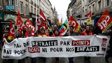 Des militants syndicaux défilent contre la réforme des retraites, le 17 décembre 2019 à Caen (Calvados). (SAMEER AL-DOUMY / AFP)