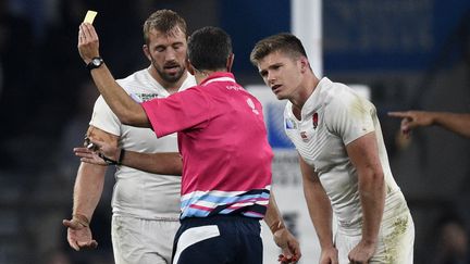 L'arbitre Romain Poite donne un carton jaune &agrave; l'Anglais Owen Farrell (D) sous les yeux du capitaine Chris Robshaw, lors du match face &agrave; l'Australie au stade de Twickenham (Royaume-Uni), le 3 octobre 2015. (MARTIN BUREAU / AFP)