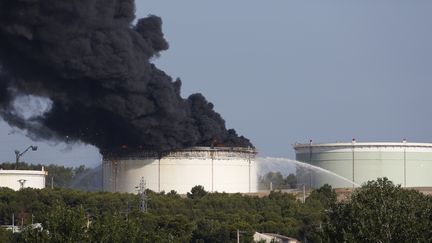 De la fum&eacute;e s'&eacute;chappe d'une cuve sur le site p&eacute;trochimique de LyondellBasell, &agrave; Berre-l'Etang (Bouches-du-Rh&ocirc;ne), le 14 juillet 2015. (PHILIPPE LAURENSON / REUTERS)