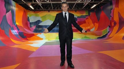 Nicolas Sarkozy au Palais de Tokyo, devant une installation d&#039;Ulla von Bradenburg (12 avril 2012)
 (Philippe Wojazer / Pool / AFP)