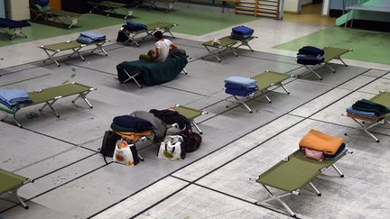 Des lits de camp sont install&eacute;s dans un gymnase, le 28 d&eacute;cembre 2014, &agrave; Paris (Ile-de-France).&nbsp; (DOMINIQUE FAGET / AFP)