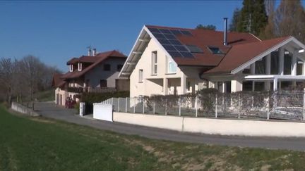 Avec 3 800 euros, le revenu moyen des habitants y est le plus haut en France. Archamps (Haute-Savoie) est pourtant un petit village, presque comme tous les autres. (FRANCE 3)