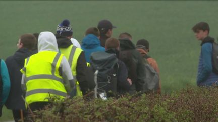 Les élèves de 3e d'un collège de Vire, dans le Calvados, n'apprennent pas leurs cours en restant en classe, mais en marchant, dans le cadre d'une expérimentation pédagogique menée par le lycée agricole de la ville.&nbsp; (FRANCE 3)