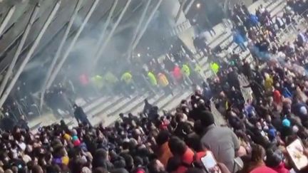 De la violence, une nouvelle fois, dans les tribunes d’un stade de football français, et cela quelques jours seulement après une réunion interministérielle sur la question. Vendredi 17 décembre, alors que le Paris FC recevait l’OL au stade Charléty, les incidents ont éclaté dans les tribunes. Le match a été interrompu et la fête gâchée. (CAPTURE ECRAN FRANCE 2)