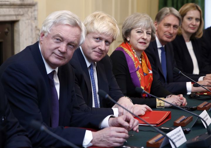 Autour de Theresa May, avec le foulard, quelques-uns de ces remplaçants potentiels au sein du camp conservateur, le 28 novembre 2016, au 10 Downing Street (de gauche à droite : David Davis, Boris Johnson, Philip Hammond et Amber Rudd).&nbsp; (PETER NICHOLLS / REUTERS)