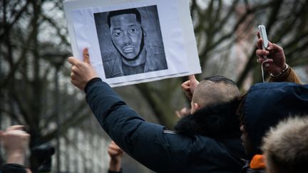 Un manifestant porte une pancarte à l'effigie de&nbsp;Théo, lors d'une manifestation à Bobigny (Seine-Saint-Denis), le 11 février 2017. (NNOMAN / ANADOLU AGENCY)