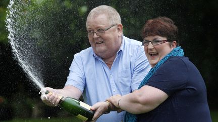 Colin Weir et sa femme, un couple d'Ecossais, d&eacute;tiennent depuis le 12 juillet 2011 le record des gains d'Euro Millions avec&nbsp;185 000 000 euros. (DAVID MOIR / REUTERS&nbsp;)