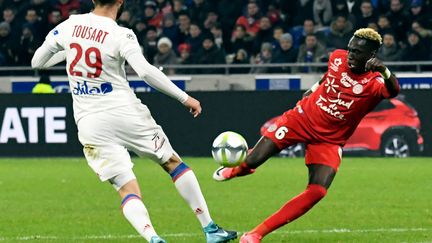 Le Lyonnais Lucas Tousart, ici face au montpelliérain Junior Sambia.