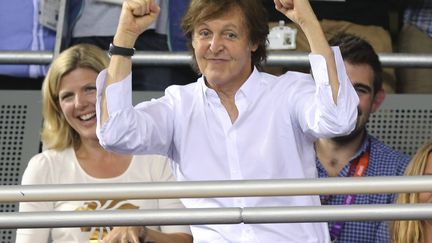 Au v&eacute;lodrome lors de la victoire des britanniques en poursuite, le Beatles&nbsp;Paul McCartney crie, applaudit, hurle&nbsp;comme le public.&nbsp; (STEFANO RELLANDINI / REUTERS)