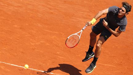 Roger Federer, tout de gris v&ecirc;tu, lors de son match du premier tour de Roland-Garros le 28 mai 2012.&nbsp; (KENZO TRIBOUILLARD / AFP)