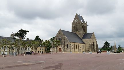 La place de Sainte-Mère-Église (Manche) le 5 juin 2020 habituellement envahie par la foule à l'approche des commémorations du 6 juin. (BENJAMIN  ILLY / RADIO FRANCE)