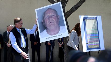 Les enquêteurs installent une photo de Joseph James DeAngelo, suspecté d'être le "tueur du Golden State" et arrêté, lors d'une conférence de presse le 25 avril 2018. (JUSTIN SULLIVAN / AFP)