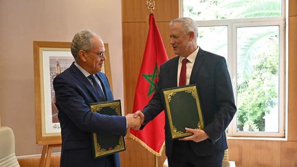 Signature d'un accord de coopération militaire entre les ministres de la Défense marocain Abdellatif Loudiyi (à gauche) et israélien Benny Gantz (à droite), à Rabat, le 24 novembre 2021. (ARIEL HERMONI / ISRAEL DEFENCE MINISTRY SPOKESPE)