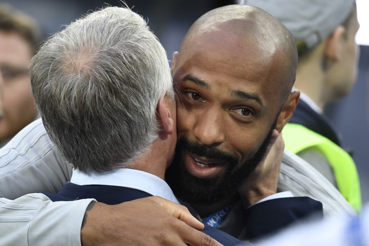 Thierry Henry écoute Didier Deschamps lui adresser une parole avant France-Belgique, le 10 juillet 2018. (CHRISTOPHE SIMON / AFP)