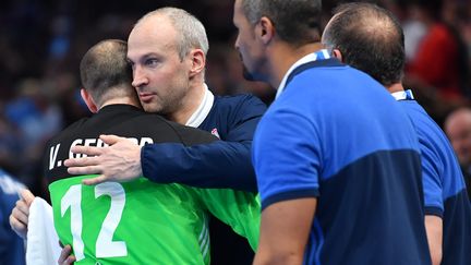 Vincent Gérard et Thierry Omeyer enlacés, sous les yeux de Didier Dinart, après la qualification des Bleus pour la finale du Mondial. (MUSTAFA YALCIN / ANADOLU AGENCY)