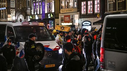 Des supporters israéliens du club de foot de Maccabi Tel-Aviv, près de membres de force de police, le 8 novembre 2024 à Amsterdam (Pays-Bas). (MOUNEB TAIM / ANADOLU)