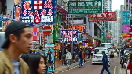 Une rue commerçante&nbsp;située dans&nbsp;la mégalopole de Hong Kong, en décembre 2018. (JEAN-LUC FL?MAL / MAXPPP)