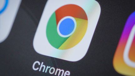 Le logo de Google Chrome sur un téléphone, le 4 avril 2020, à Varsovie (Pologne). (JAAP ARRIENS / NURPHOTO /  AFP)