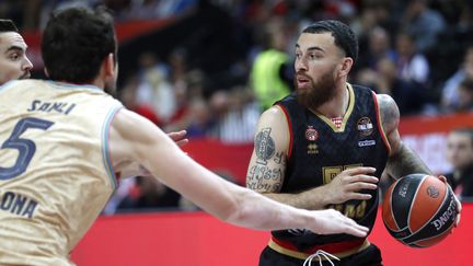 Mike James lors de la petite finale du Final Four contre Barcelone, à Kaunas, le 21 mai 2023. (TOMS KALNINS / EPA)