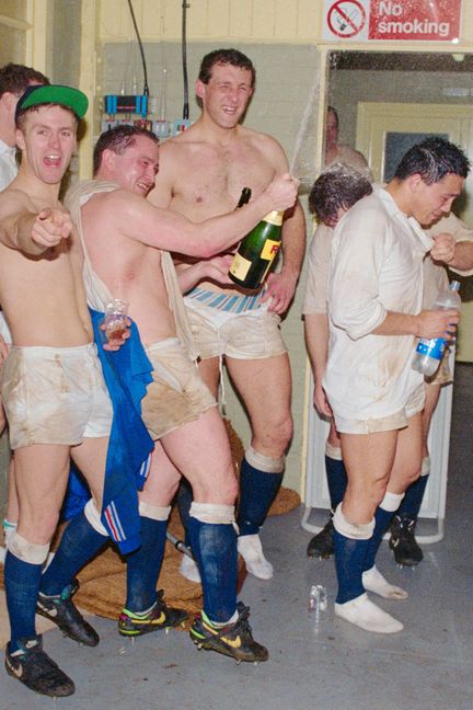 La joie des joueurs anglais après leur victoire à Twickenham lors du match du Tournoi des cinq nations 1991, le 16 mars. (GETTY IMAGES / HULTON ARCHIVE)