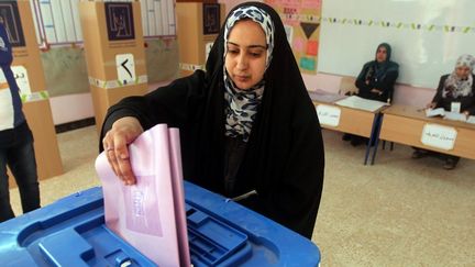 Dans un bureau de vote &agrave; Bagdad, en Irak,&nbsp;le 20 avril 2013.&nbsp; (AHMAD AL-RUBAYE / AFP)