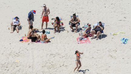 Le gouverneur Chris Christie (à droite, en noir), sur une plage du New Jersey fermée au public, le 2 juillet 2017. (ANDREW MILLS / AP / SIPA)